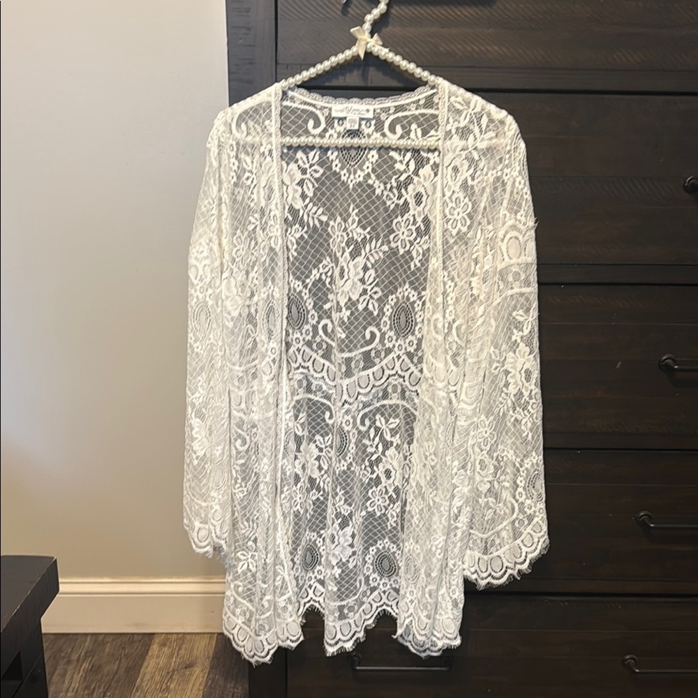 Elegant White Lace Robe